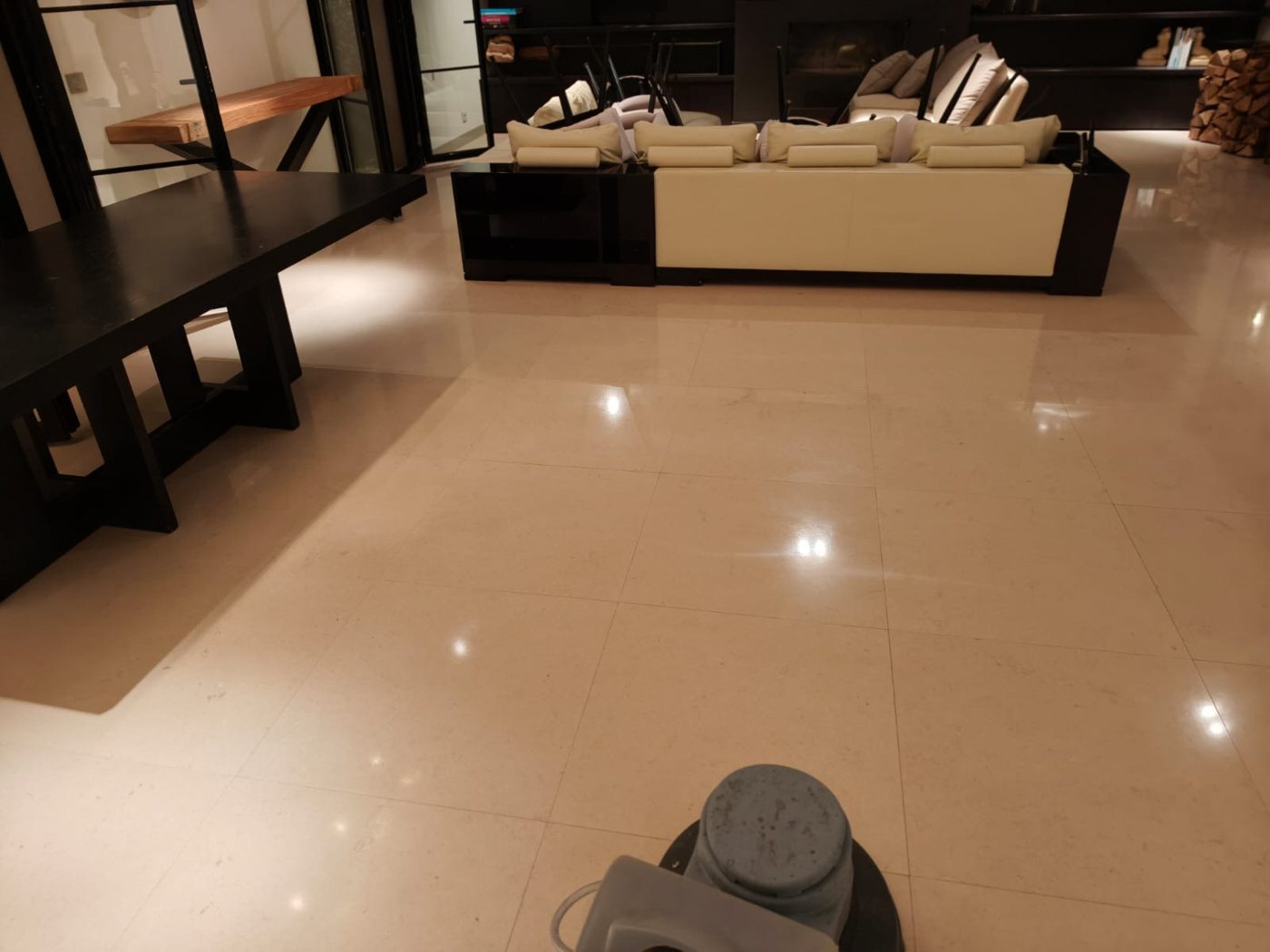 Salon spacieux dont le sol brillant reflète la lumière après lustrage à la monobrosse